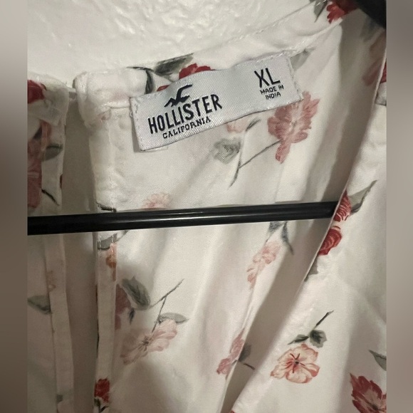 Hollister White and Red Floral Pattern Wrap Front Romper Size XL - Picture 2 of 8